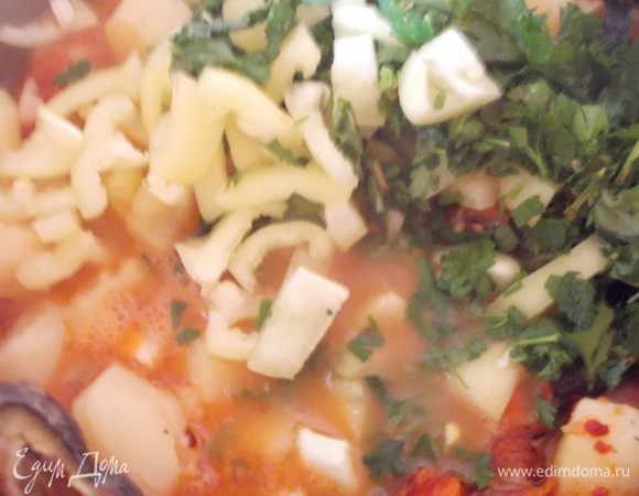 Все овощи выложить в бульон со сваренным картофелем, добавить порезанные перец и зелень. Посолить,поперчить и добавить лавровый лист. Варить 10 минут. Картофель в таком супе,должен быть немного разваренным и за счет муки,в которой обжаривались баклажаны, суп будет густым.