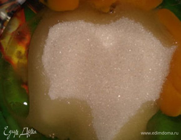 Добавьте сахар. Кто любит сладкое, тогда 250 г, а можно и меньше.