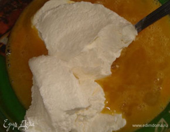 Добавьте сметану, лучше брать 20% жирности.