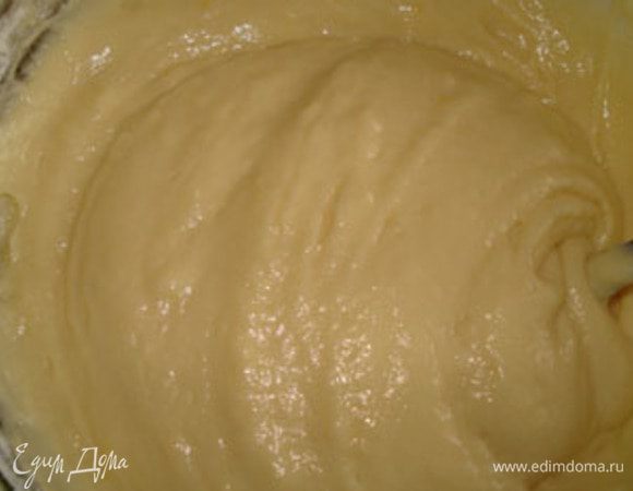 Добавьте муку небольшими порциями и все хорошо вымешайте до однородности.