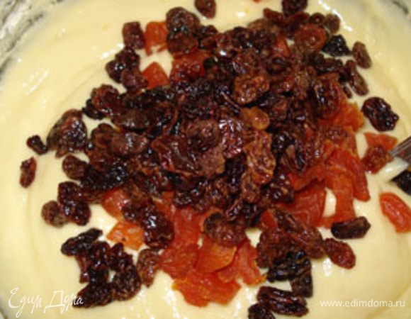 Сухофрукты промойте. Курагу нарежьте на небольшие кусочки. Добавьте изюм и курагу в тесто и все перемешайте.