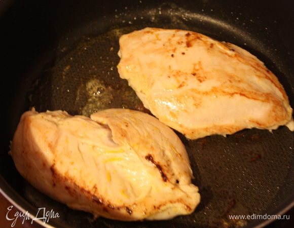 Пошаговые не очень хорошие. Готовила.была тааакая гроза, темным-темно все было)) я даже думала, что не посветлеет, но повезло)) фото удалось главное)  Филе моем,сушим. Приготовим смесь для натирания: смешиваем мягкое сливочное масло, цедру апельсина, соль и перец. Этой смесью натираем наше филе и обжариваем на каждой стороне по 3-4 минуты.