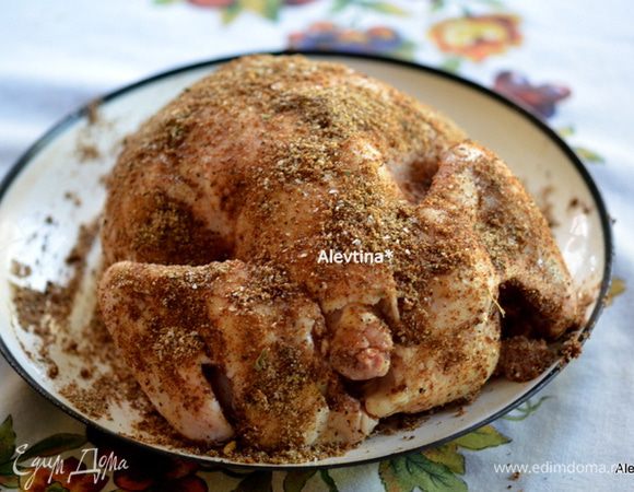 Курицу помыть, внутренности не забыть,убрать. Промокнуть  бумажным полотенцем. Выложить внутренность немного специй смешанных, затем по поверхности.  Сбрызнуть слегка масляным спреем по поверхности или просто маслом. Я дала постоять птице 1 ч при комнатной тем-ре в специях.