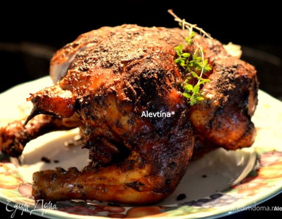 Готовую курицу достанем из духовки. Дадим слегка остынуть. Снимем с банки и разрежем на порции. 