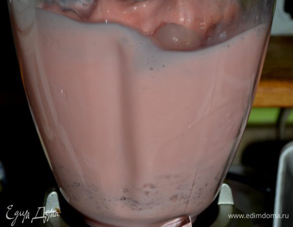 Сложим все в блендер. Взбить до однородной массы все. Разлить в бокалы.