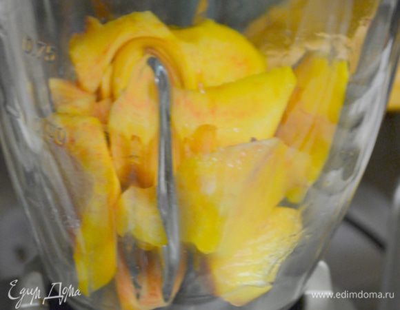 Очистить 500 гр персиков от кожуры и косточек. Взбить в блендаре до однородной массы.