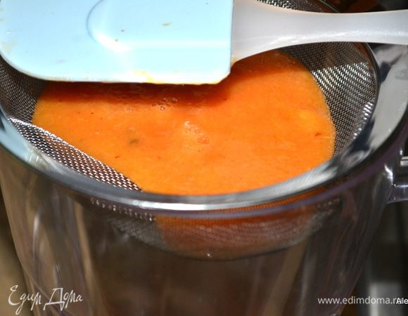 Затем все пропустить через ситечко в кувшин или в емкость.