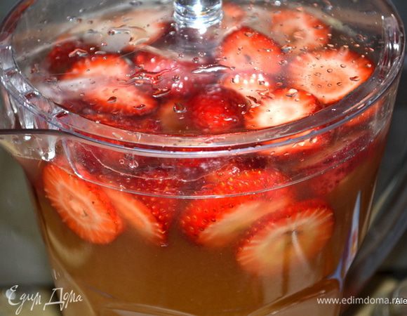 Перед подачей предлагается клубнику выложить поверх чая . Перемешать.