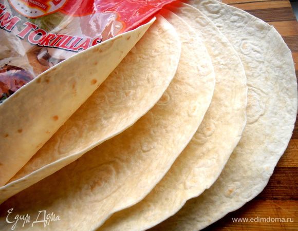 Вот такая пачка тортилий из 6 шт. по 25 см в диаметре.