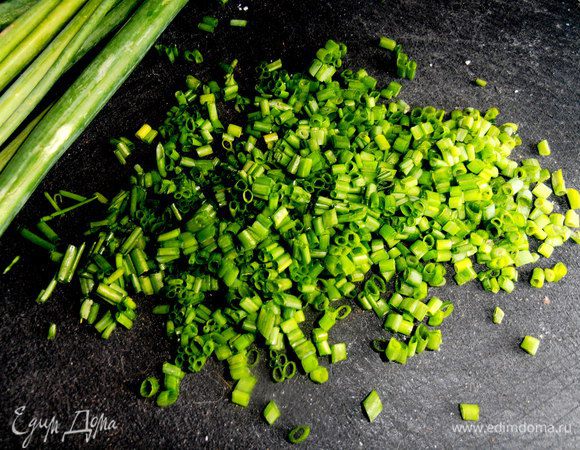 Делаем крем для лепёшек... Для этого можно нарезать тонкий лучок...