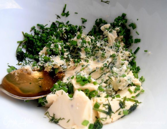 Перемешиваем... Если сырок плотный,можно добавить немного оливкового масла по ложечке,чтобы получить кремовую текстуру!