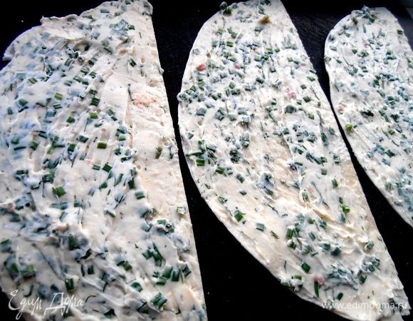 Намазываем крем тонким слоем на первые порции...