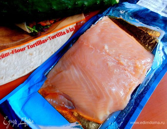 Малосольный лосось вынимаем из вакумной упаковки...