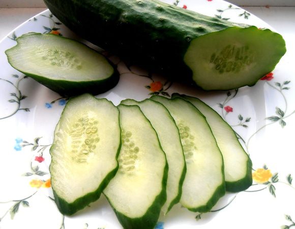 Огурец нарезаем очень тонкими пластинками наискосок.