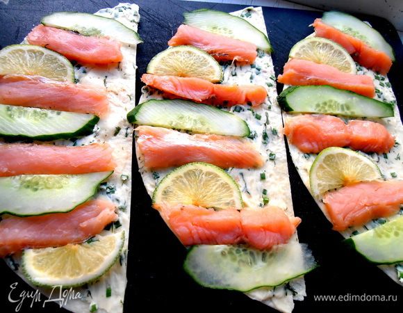 И распределяем между рыбкой по половинке кружка...То же самое и с лаймом!