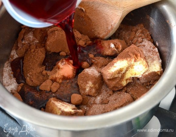 Влить красное вино и поставить кастрюльку на слабый (!!!) огонь.