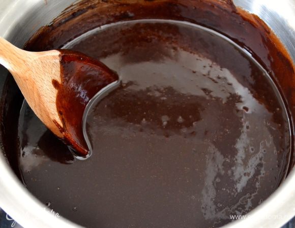 Постоянно помешивая, позволить маслу полностью раствориться в винно-шоколданой массе.