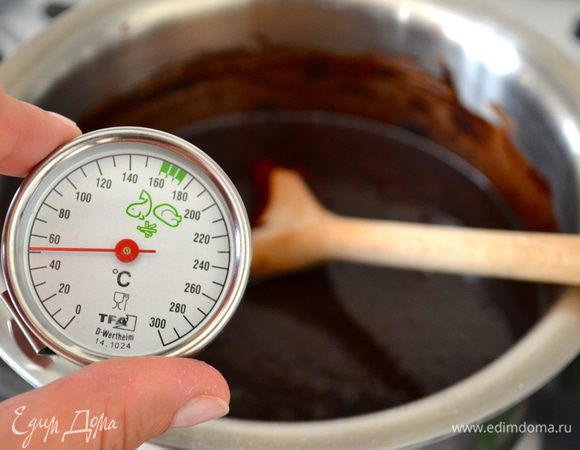 В идеале смесь не должна нагреться выше 50 С. Но в случае, если у Вас нет термометра, просто постарайтесь использовать именно размягченное (комнатной температуры) сливочное масло, тогда, при постоянном помешивании (на слабом огне), оно достаточно быстро раствориться, и смесь не успеет перегреться.