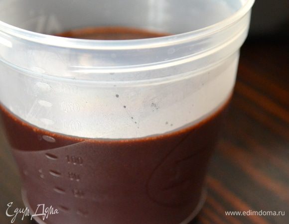 От полученной смеси отлить в пластиковый стаканчик (в идеале используем небольшой одноразовый пластиковый стаканчик) 120 мл шоколадного крема.