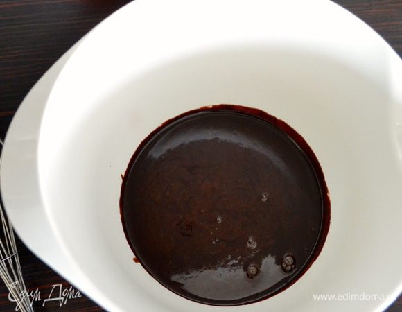 Остальную смесь перелить в миску, чтобы она быстрее немного остыла.