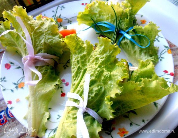 Но ради праздничного стола мы завернём букетики в зелёную обёртку в виде листьев салата)))  Думаю, летом с ним нет проблем в магазинах...