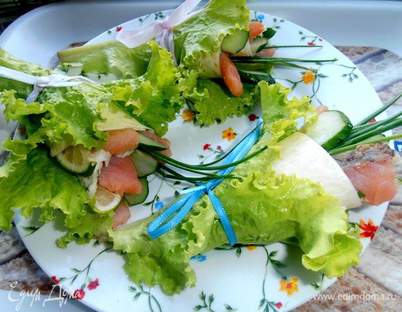 Бантики завязываем легко...,не пережимая хрупкие листья! Букеты готовы к празднованию))) Если не нашлось под рукой тонких ленточек...,можно взять тонкие резиночки канцелярские и обернуть два раза салатные листья.