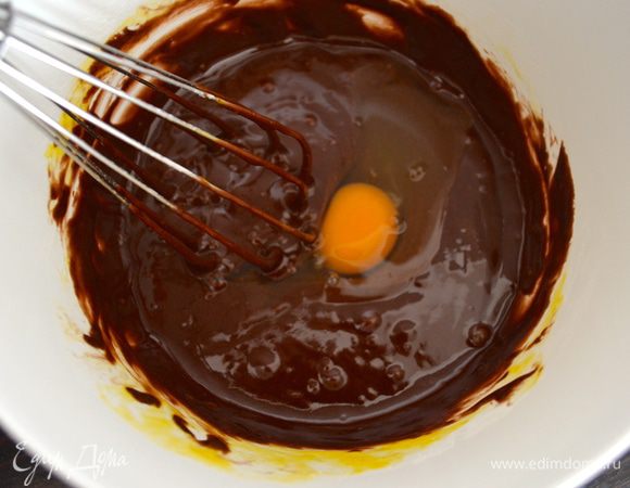 Добавить по одному яйца, каждый раз перемешивая.