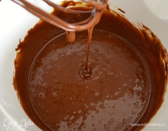 и окончательно перемешать. Тесто получается достаточно жидким.
