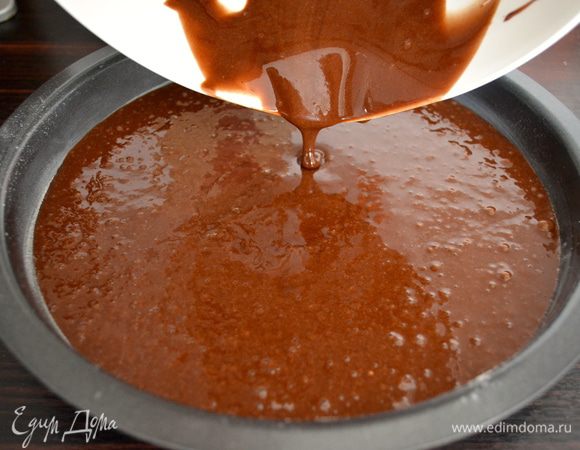 Перелить его в подготовленную форму.
