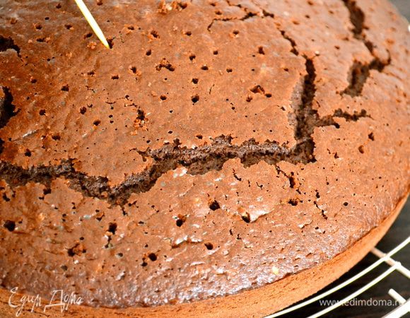 Затем переложить и дать бисквиту полностью остыть на решетке. Наколоть бисквит по всех поверхности деревянной зубочисткой.