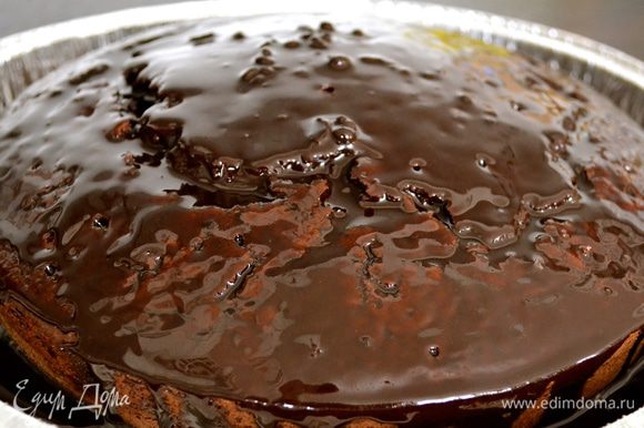 Залить поверхность тортика оставшейся винно-шоколадной смесью! Я сначала наливаю немного этой смеси, крема на середину торта и, помогая себе ложкой или пластмассовой лопаткой, осторожно распределяю смесь по торту. Затем также в центр выливаю всю оставшуюся глазурь и она свободно растекается по поверхности торта! Даже если какая-то часть глазури стечет с торта, ничего страшного!