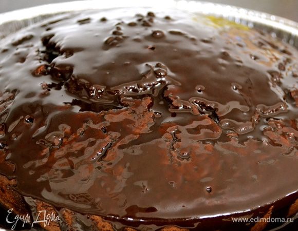 Залить поверхность тортика оставшейся винно-шоколадной смесью! Я сначала наливаю немного этой смеси, крема на середину торта и, помогая себе ложкой или пластмассовой лопаткой, осторожно распределяю смесь по торту. Затем также в центр выливаю всю оставшуюся глазурь и она свободно растекается по поверхности торта! Даже если какая-то часть глазури стечет с торта, ничего страшного!