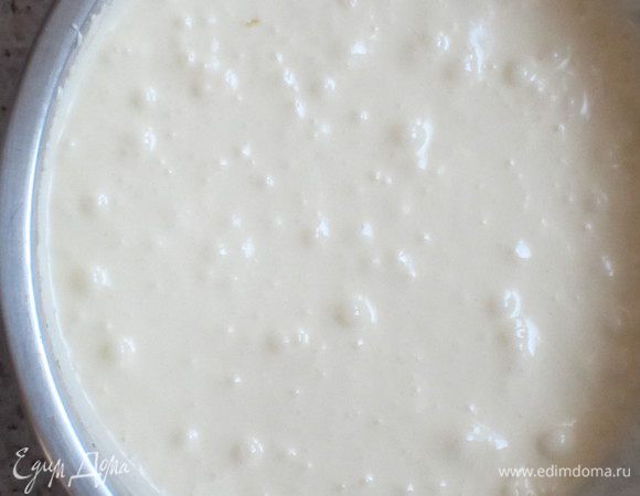 Яйца взбить с сахаром до бела. Не отключая миксер, влить сливки и продолжить взбивать.