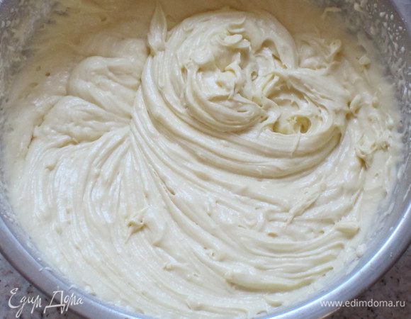 Ввести муку, лимонную цедру и хорошо перемешать.