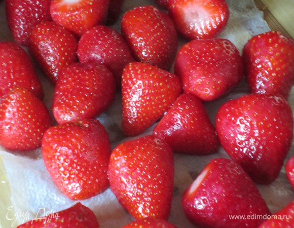 Клубнику помыть и выложить на бумажное полотенце.