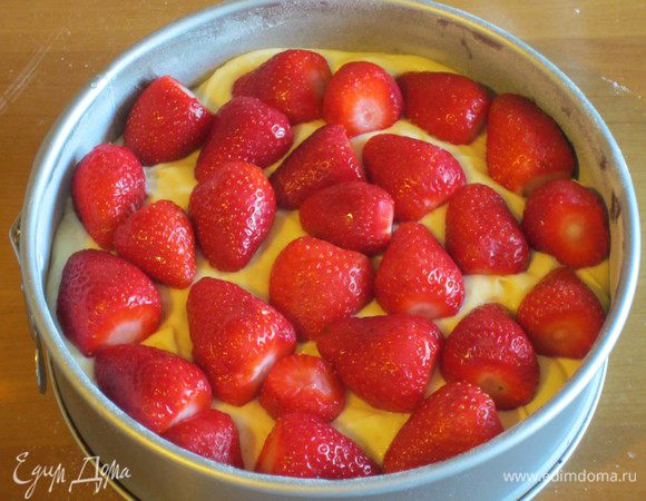 ....сверху выложить клубнику и выпекать в разогретой до 170°С духовке  50 минут.