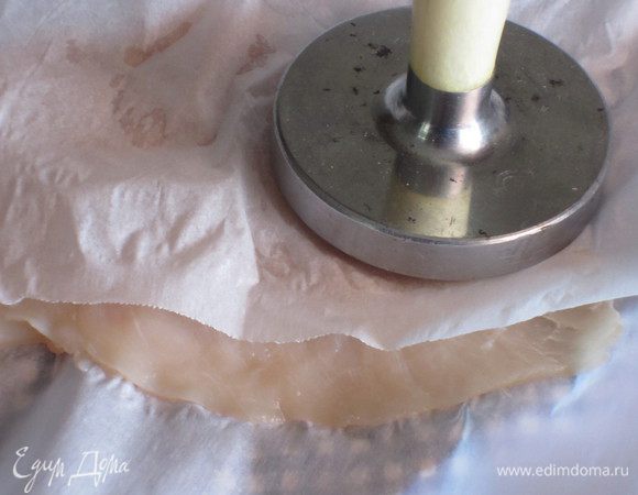 Куриное филе вымыть, обсушить бумажным полотенцем, отбить между двумя листами пергамента, поперчить, посолить.