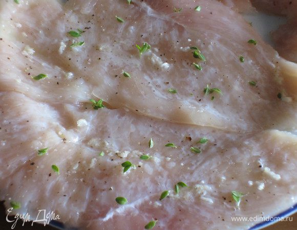 Чеснок очистить, пропустить через пресс и чесночной массой натереть филе. Посыпать листочками тимьяна, сбрызнуть лимонным соком.