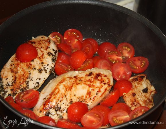Кладем к нашему филе чеснок, обжариваем пару минут и добавляем порезанные пополам помидоры черри, посыпаем базиликом и оставляем на сковороде на 3-4 минуты. Убираем с огня и даем остыть под крышкой примерно 15 минут.