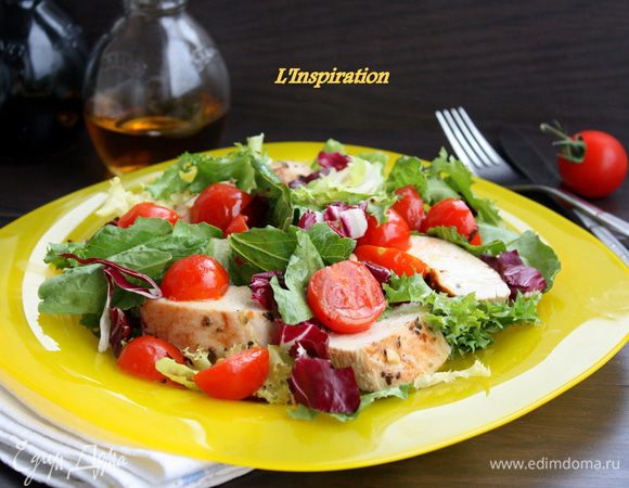 Выкладываем наш микс салатов на блюдо, добавляем остывшие и нарезанные на кусочки филе и помидоры черри. Делаем заправку: апельсиновый сок (свежевыжатый), оливковое масло.соль,перец.взбиваем все слегка венчиком и  заправляем салат. Приятного аппетита!!!!