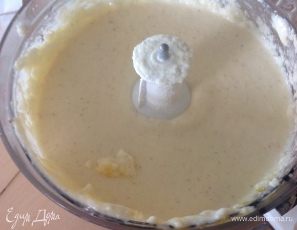 Все хорошо взбить до однородности! Ввести по одному яйца.