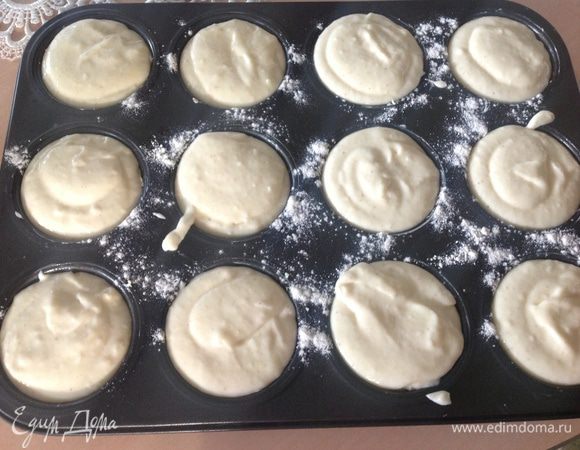 Смазать формы (я взяла для маффинов) маслом сливочным и присыпать мукой.
Выложить тесто в каждую порцию до краев.