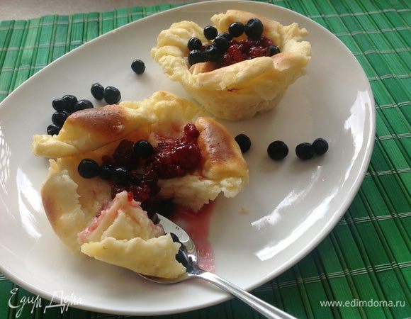 Пудинг очень сильно поднимется  и после того как начнет остывать опустится.... получаются такие корзиночки.... их можно заполнить любым вареньем.... кремом  и свежими ягодами....