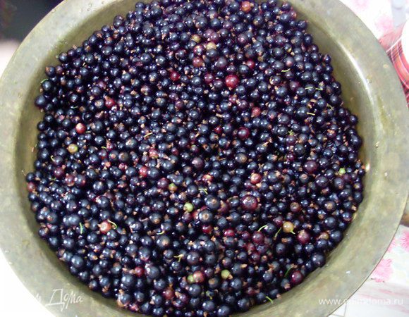 Смородину помыть, перебрать от веточек и листочков.
Помять толкушкой для картошки, стараясь раздавить как можно больше ягод.
Получится около 2 литров ягодной массы.