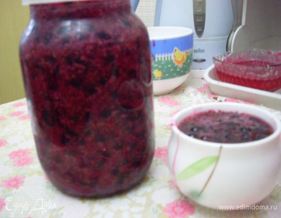 Добавить 2 литра сахара, перемешать и разложить по чистым сухим банкам. Зарыть крышками (можно капроновыми) и сложить в холодильник. Дня через два эта масса застынет в желе.