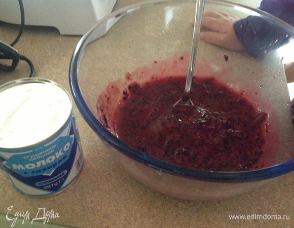 Льем в пюре сгущенку.... пробудем на сладость.... как кому по вкусу.... у меня на черную смородину ушло 1/2 баночки сгущенки