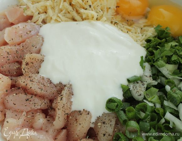 Куриное филе нарезать поперек волокон и затем полосками. Добавить натертый на крупной терке сыр, яйца, сметану, нарезанный вместе с луковичками зеленый лук, измельченную зелень петрушки, соль, молотый перец, сметану.