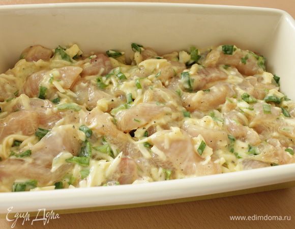 Затем выложить половину подготовленного куриного филе, разровнять.