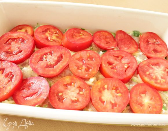 Слой нарезанных кружочками томатов.