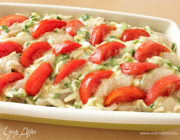 Затем вторую половину филе, разровнять и распределить кусочки томатов, нарезанных полукольцами.